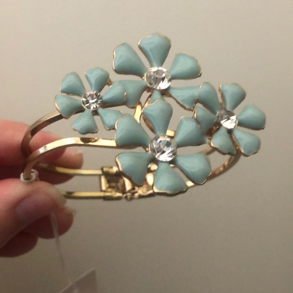 NWT flower bracelet